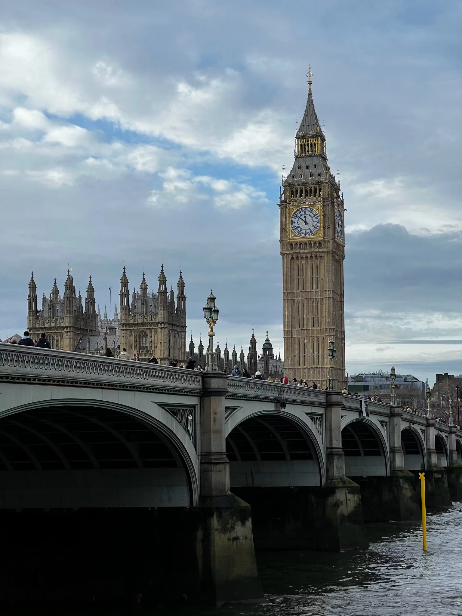 Elizabeth Tower, conocida como Big Ben, vista desde Westminster Bridge en Londres
