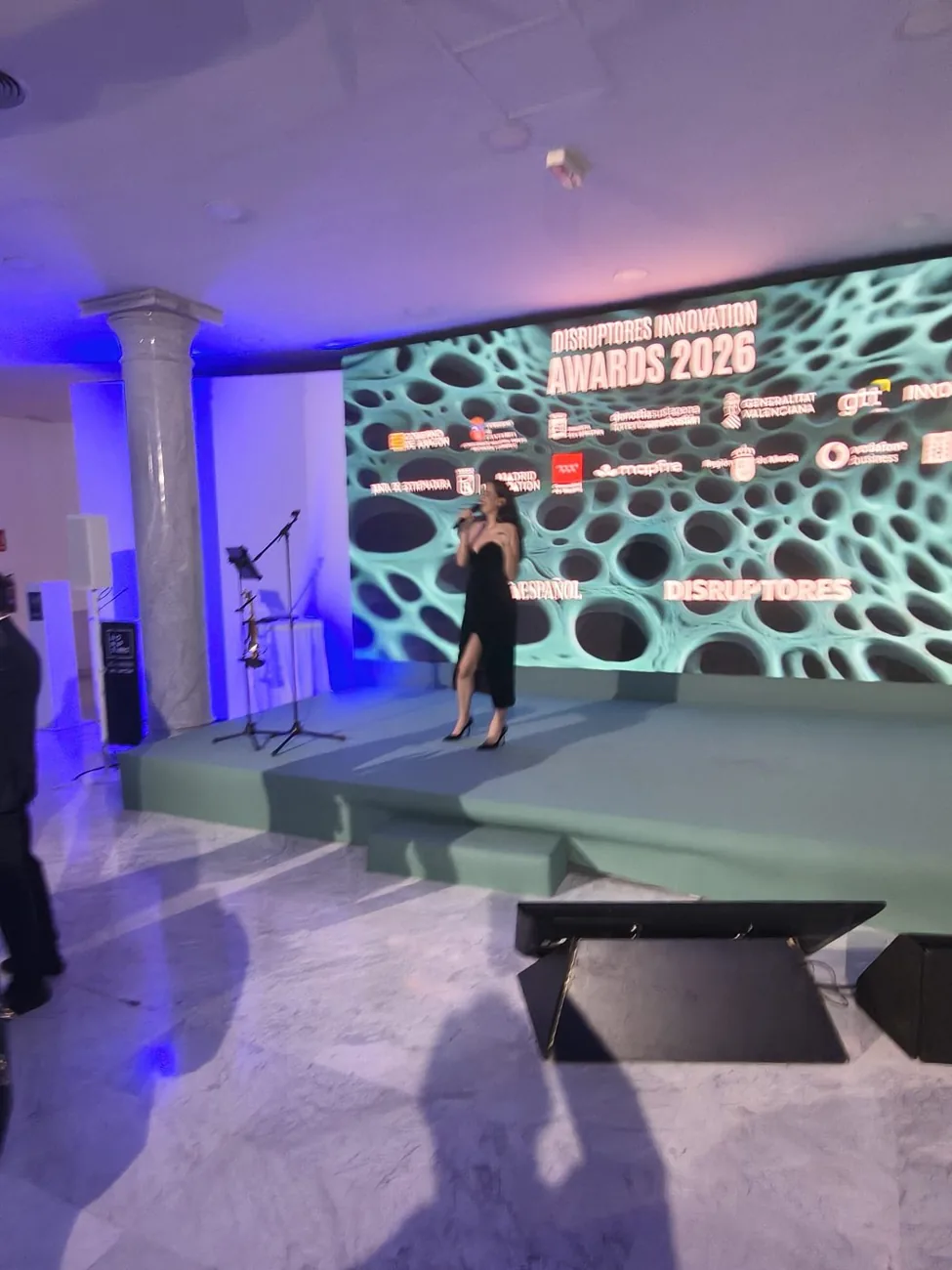 Clara Lorenzo cantando con micrófono durante la gala DISRUPTORES 2026