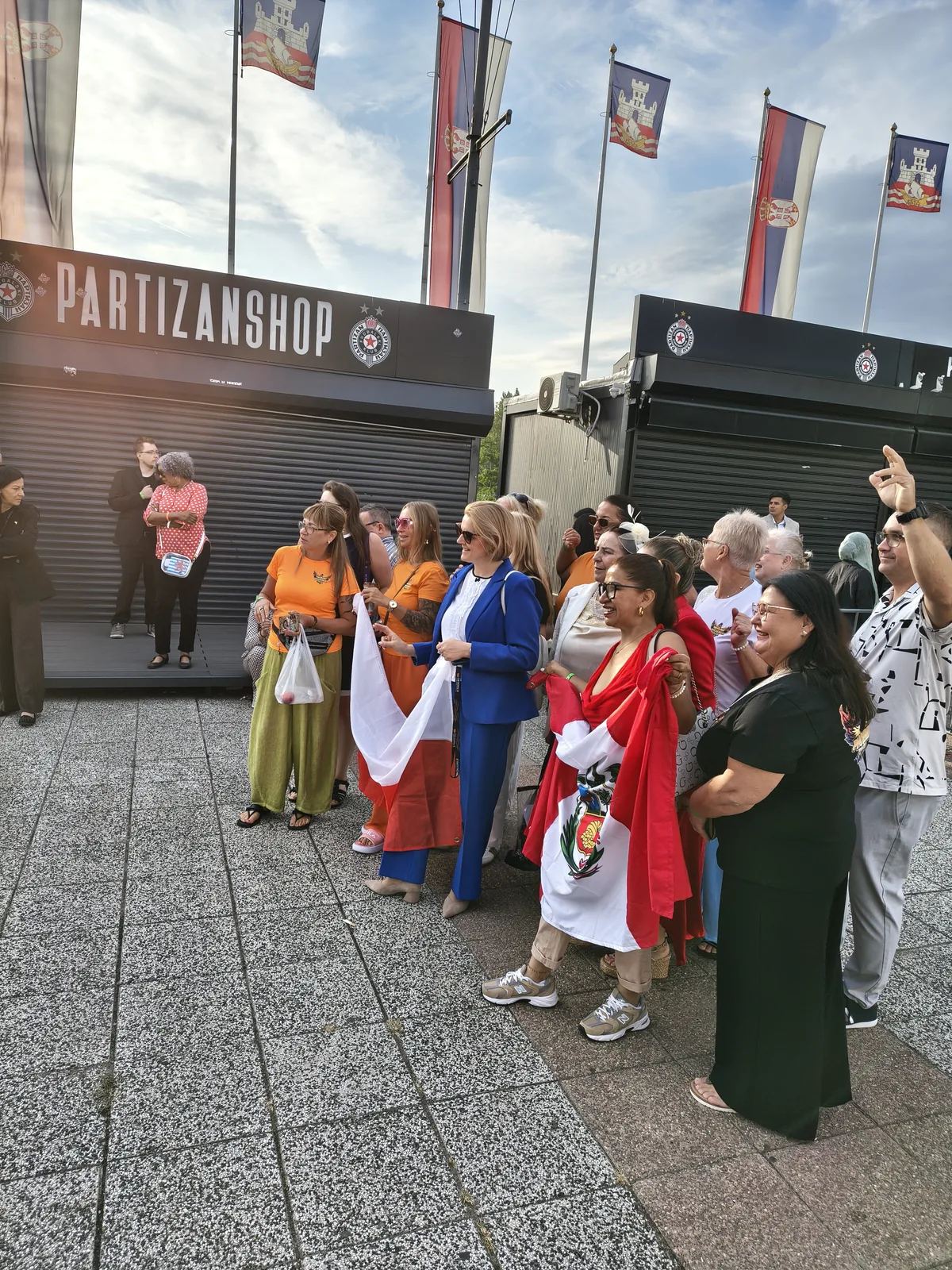 Grupo de asistentes de distintos países reunido en el exterior del Belgrado Arena
