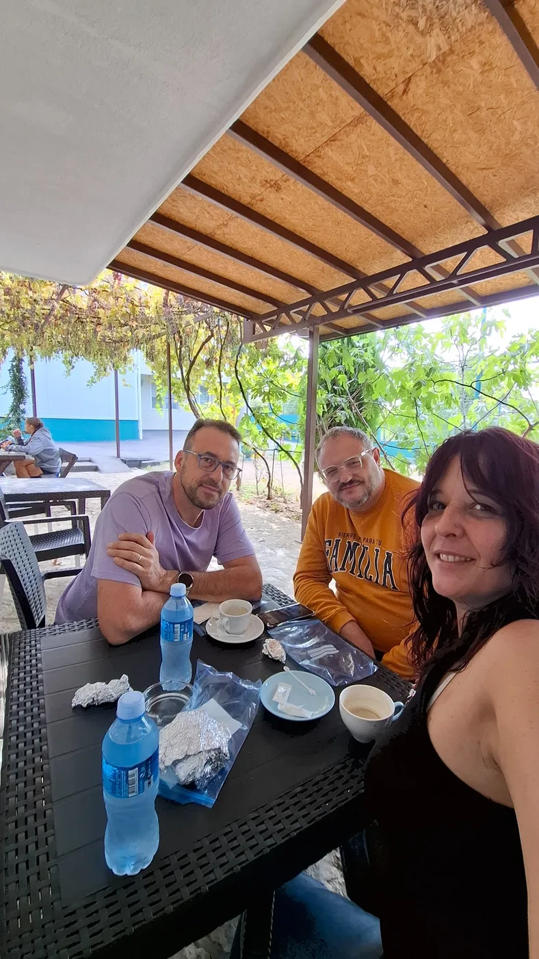 Andrés junto a Judith e Ismael durante el viaje a Belgrado