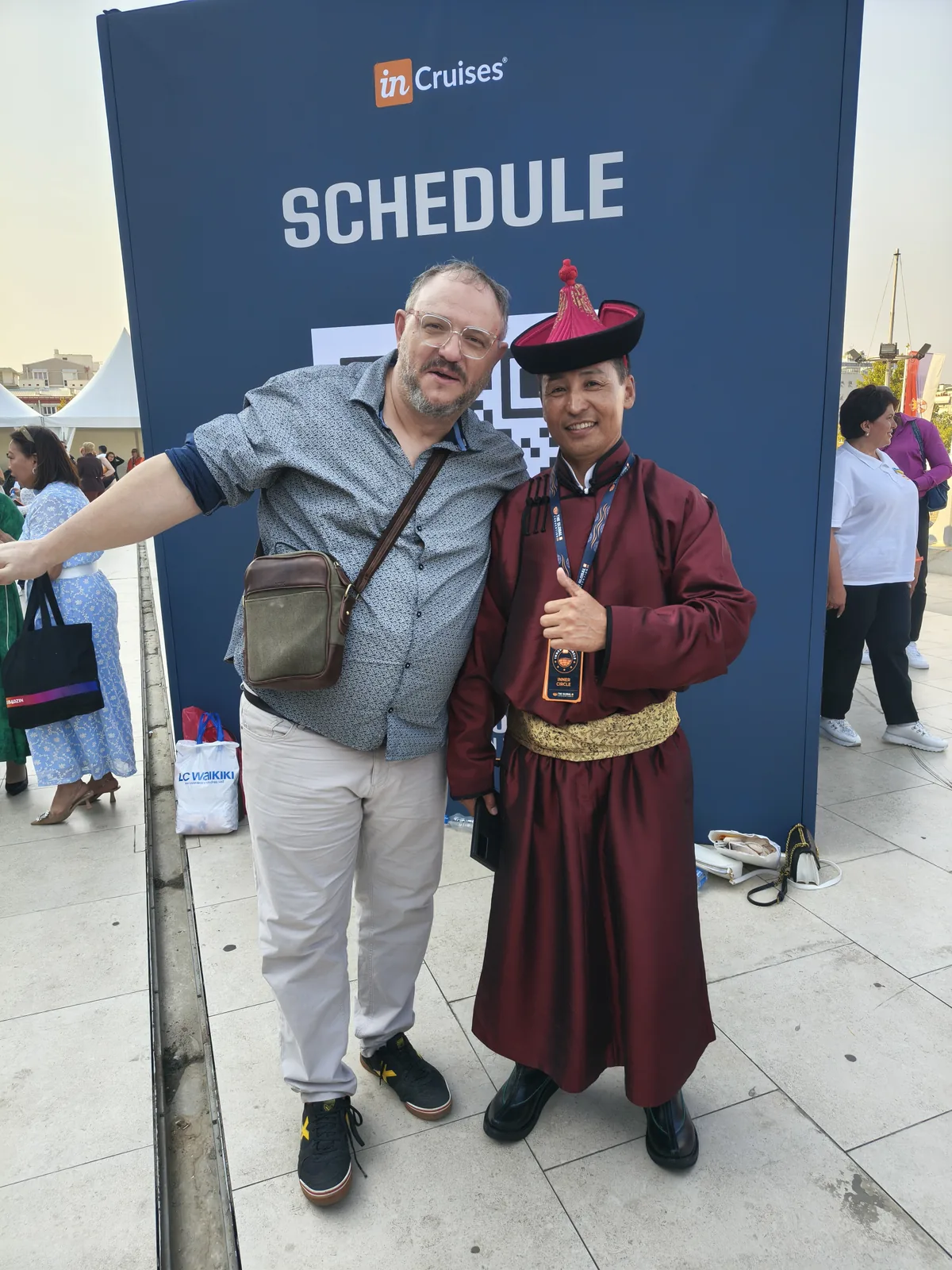 Andrés junto a un participante mongol vestido con indumentaria tradicional durante The Global Convention