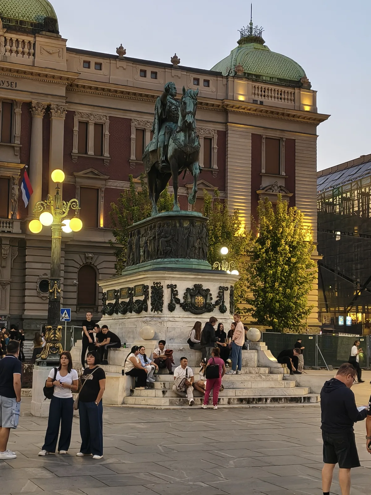Plaza de la República de Belgrado con el monumento al príncipe Mihailo
