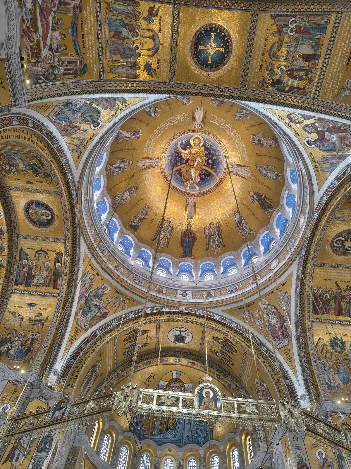 Mosaicos de la cúpula interior del Templo de San Sava