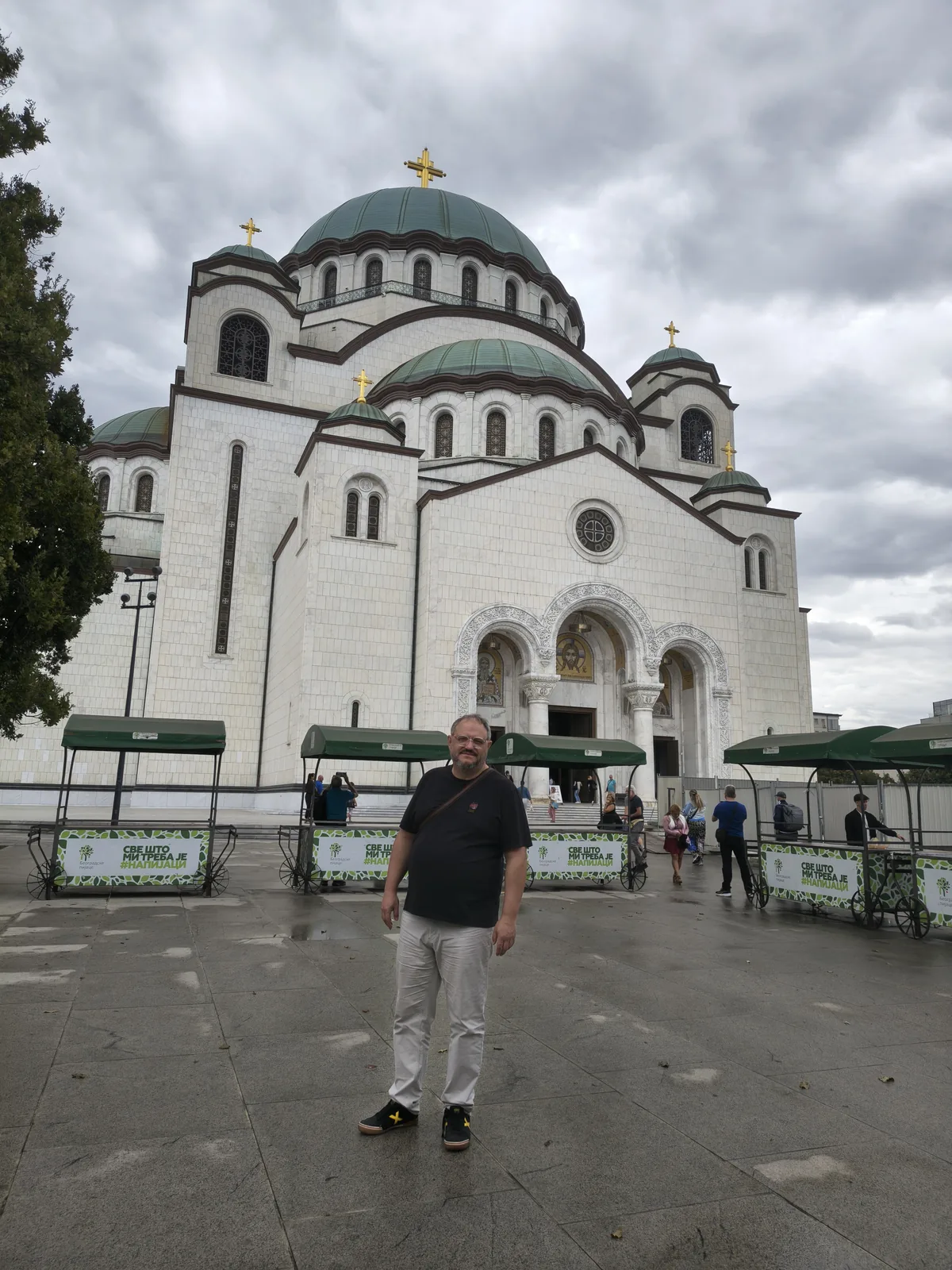Autor frente al Templo de San Sava en Belgrado