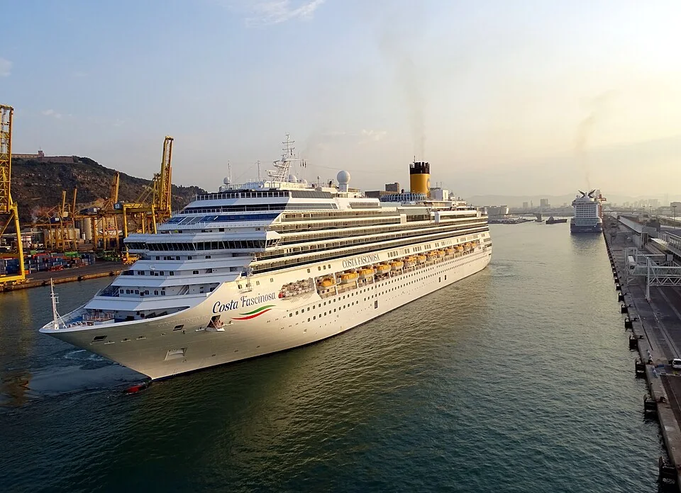 Costa Fascinosa atracado en el puerto de Barcelona